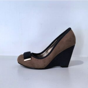 Zapato cuña gamuza marrón con lazo negro y detalle dorado