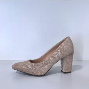 Zapato de tacón beige con textura floral